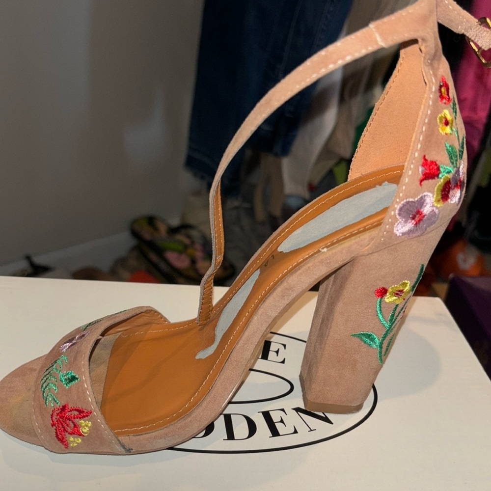 Shoe Republic LA, Giza, Suede block heel w embroidered florals. Size 5.5.